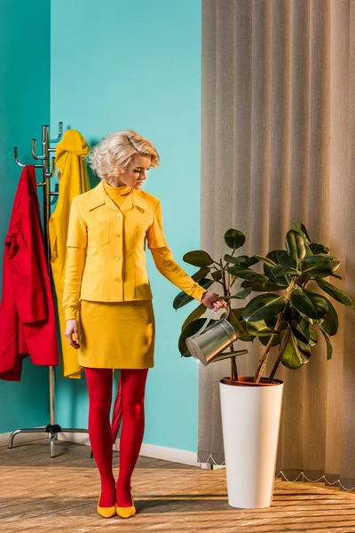 Bitki Sulama Olabilir Evde Ile Sulama Renkli Elbiseli Güzel Kadın — Ücretsiz Stok Fotoğraf