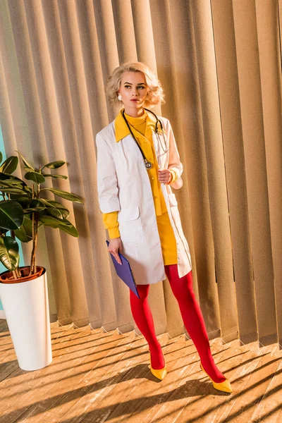 Hermoso Médico Estilo Retro Vestido Colorido Pie Con Portapapeles Clínica — Foto de Stock