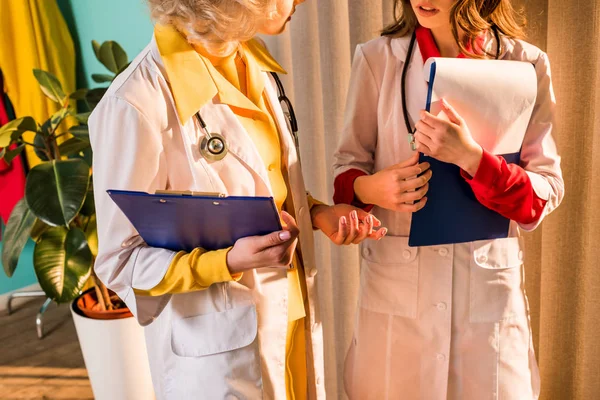 复古风格的医生在白色大衣在临床讲话的形象 — 图库照片