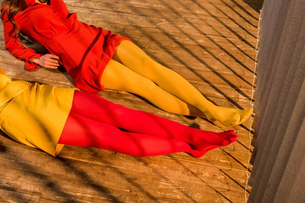 Imagen Recortada Las Niñas Coloridas Medias Vestidos Acostados Suelo Casa — Foto de Stock