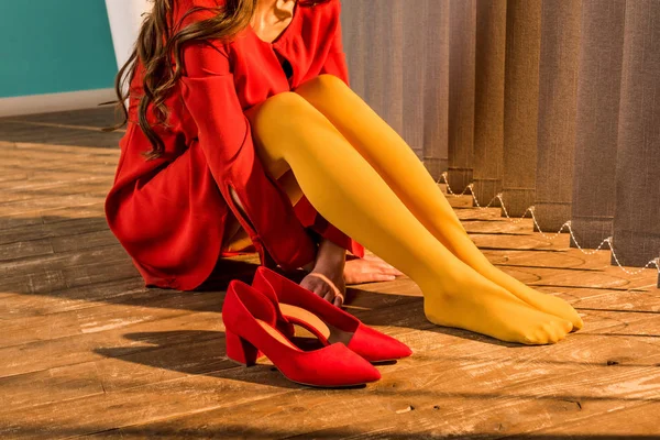 Περικομμένη Εικόνα Ρετρό Στυλ Γυναίκας Κόκκινο Φόρεμα Κάθεται Στο Πάτωμα — Φωτογραφία Αρχείου