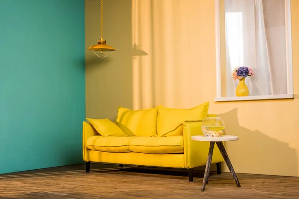 Yellow Sofa Aquarium Table Living Room — Stock Photo, Image