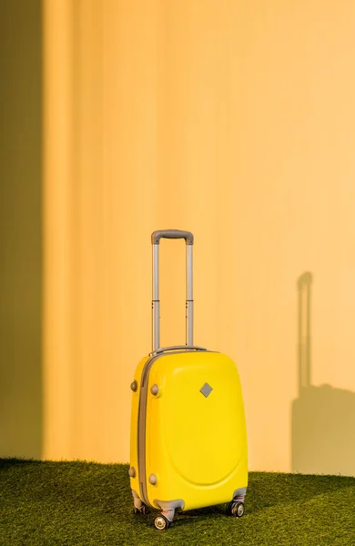 Gelbe Reisetasche Hause Auf Dem Boden — Stockfoto