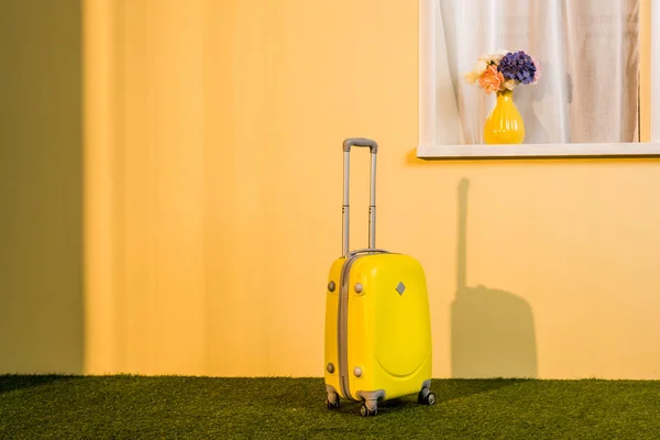Gelbe Rolltasche Hause Auf Dem Boden Reisekonzept — Stockfoto
