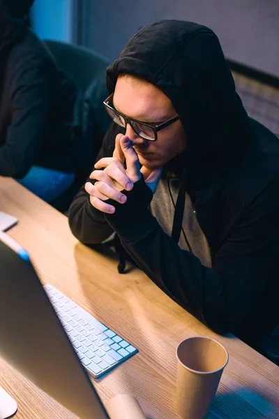 Pensoso Incappucciato Hacker Guardando Schermo Del Computer — Foto Stock