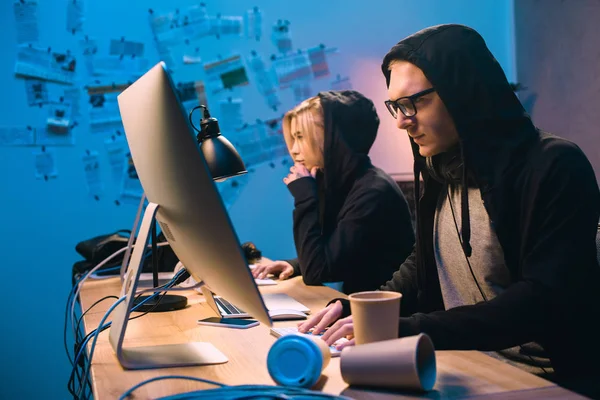 Casal Sério Hackers Trabalhando Com Computadores Para Desenvolver Novos Malwares — Fotografia de Stock