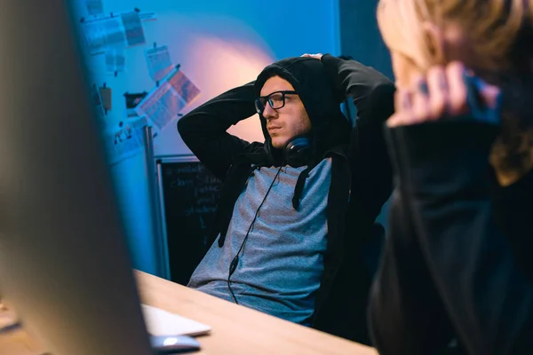 Female Hacker Looking Depressed Accomplice Workplace — Stock Photo, Image