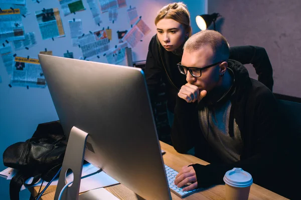 Serious Couple Hackers Working Computer Together Dark Room — Stock Photo, Image