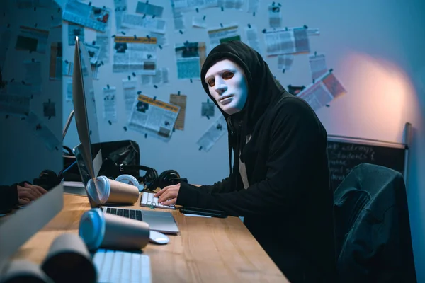 Hacker Mit Maske Entwickelt Malware Seinem Arbeitsplatz — Stockfoto