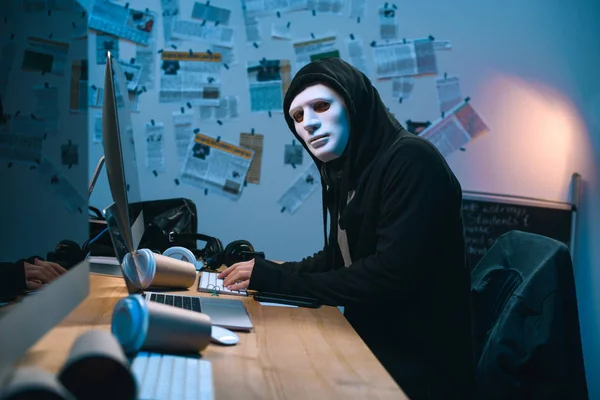 onun işyerinde kötü amaçlı yazılım geliştirme maskeli hacker