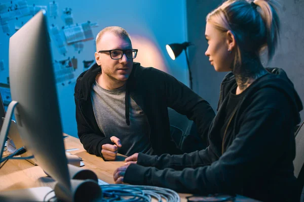 Couple Hackers Chatting Workplace Dark Room — Stock Photo, Image