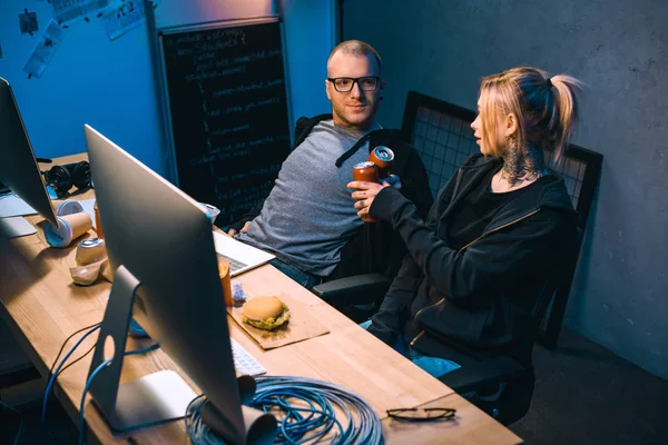 Couple Hackers Clinking Cans Beer Workplace — Stock Photo, Image