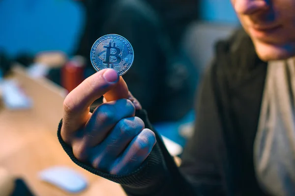 Cropped Shot Hacker Holding Bitcoin Dark Room — Stock Photo, Image