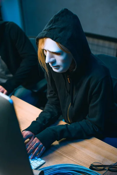 Hochwinkel Ansicht Des Hackers Maske Der Mit Dem Computer Arbeitet — kostenloses Stockfoto