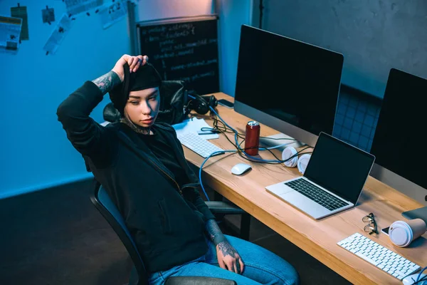 Junge Hackerin Vor Schreibtisch Nimmt Maske — Stockfoto