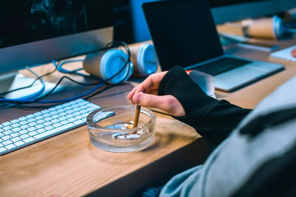 Beskurna Skott Hackare Sätta Cigarett Askkopp — Stockfoto