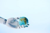 Robot kezében föld modell elszigetelt kék, föld napja koncepció