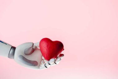 Pink izole kırmızı kalp tutan robot el