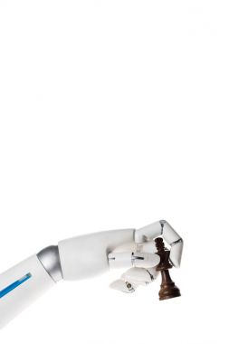 robot el holding siyah satranç şekil üzerinde beyaz izole kral