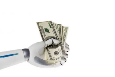 robot el Amerikan Doları banknot üzerinde beyaz izole tutarak
