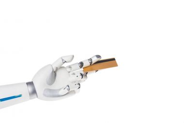 robot el kredi kartı üzerinde beyaz izole parmakları arasında tutarak