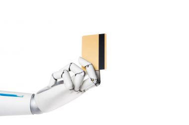 robot el kredi kartı üzerinde beyaz izole tutarak