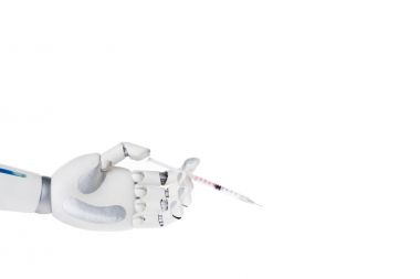 robot el beyaz izole ilaçlarla şırınga tutarak