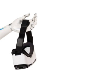 kırpılan atış robot üzerinde beyaz izole vr kulaklık holding