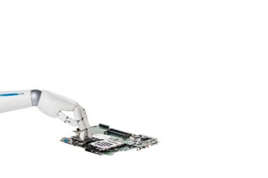 bilgisayar devre kartı üzerinde beyaz izole dokunmadan robot kırpılmış atış
