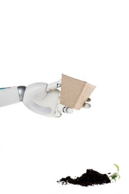 zemin üzerinde beyaz izole kırpılmış saksıyı ve bitki ile yere yığın tutarak robot resmini döktüm