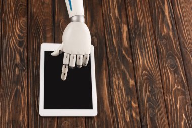 Dijital tablet ahşap yüzeyde kullanma robot resmini kırpılmış