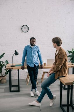 Modern ofisinde konuşmak çok ırklı iş arkadaşları 