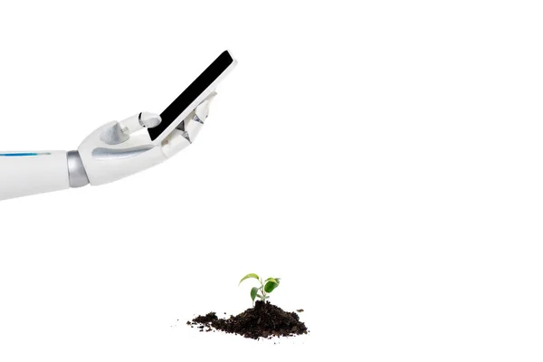 Przycięte Zdjęcie Robota Biorąc Zdjęcie Rośliny Sterty Ziemi Smartfonu Białym — Zdjęcie stockowe