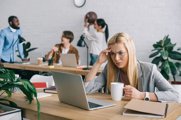 Frustrated Businesswoman Coffee Mug Watching Laptop Screen Colleagues Ball — Stock Photo, Image