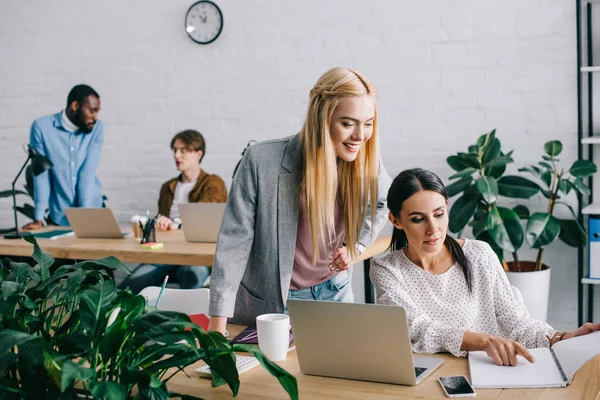 Empresária Apontando Para Livro Didático Para Colega Colegas Trabalho Que — Fotografia de Stock