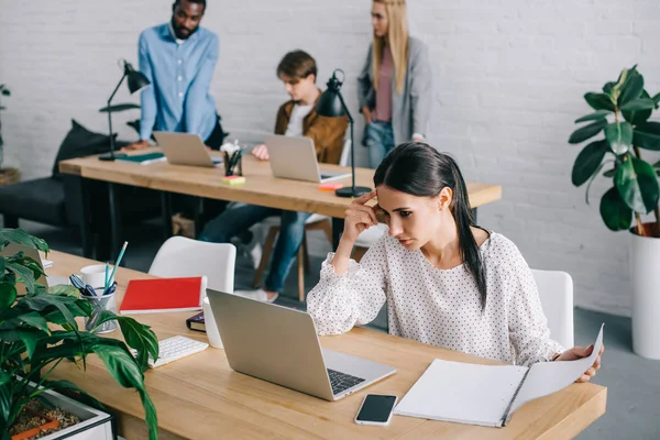 Geschäftsfrau Mit Lehrbuch Laptop Und Kollegen Die Modernen Büro Arbeiten — Stockfoto