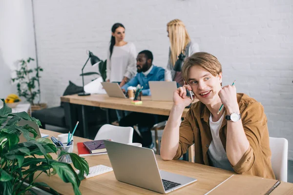 Joven Empresario Feliz Gesto Hablar Teléfono Inteligente Compañeros Trabajo Que — Foto de Stock