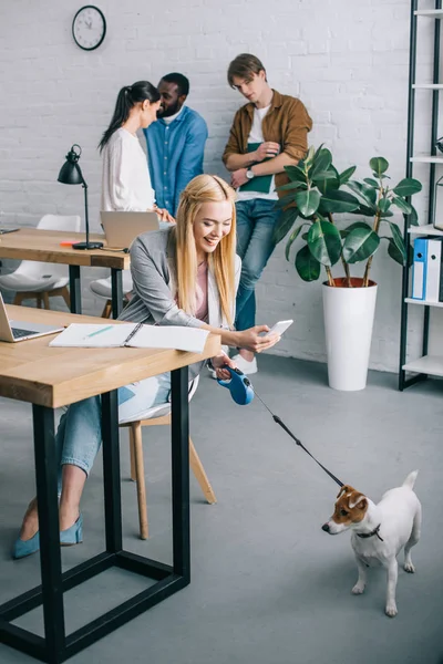 Glimlachende Zakenvrouw Nemen Foto Van Hond Aan Leiband Collega Met — Stockfoto