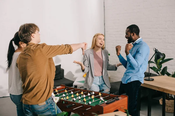 Uomini Affari Multietnici Che Giocano Calcio Balilla Fanno Gesti Diversi — Foto stock gratuita