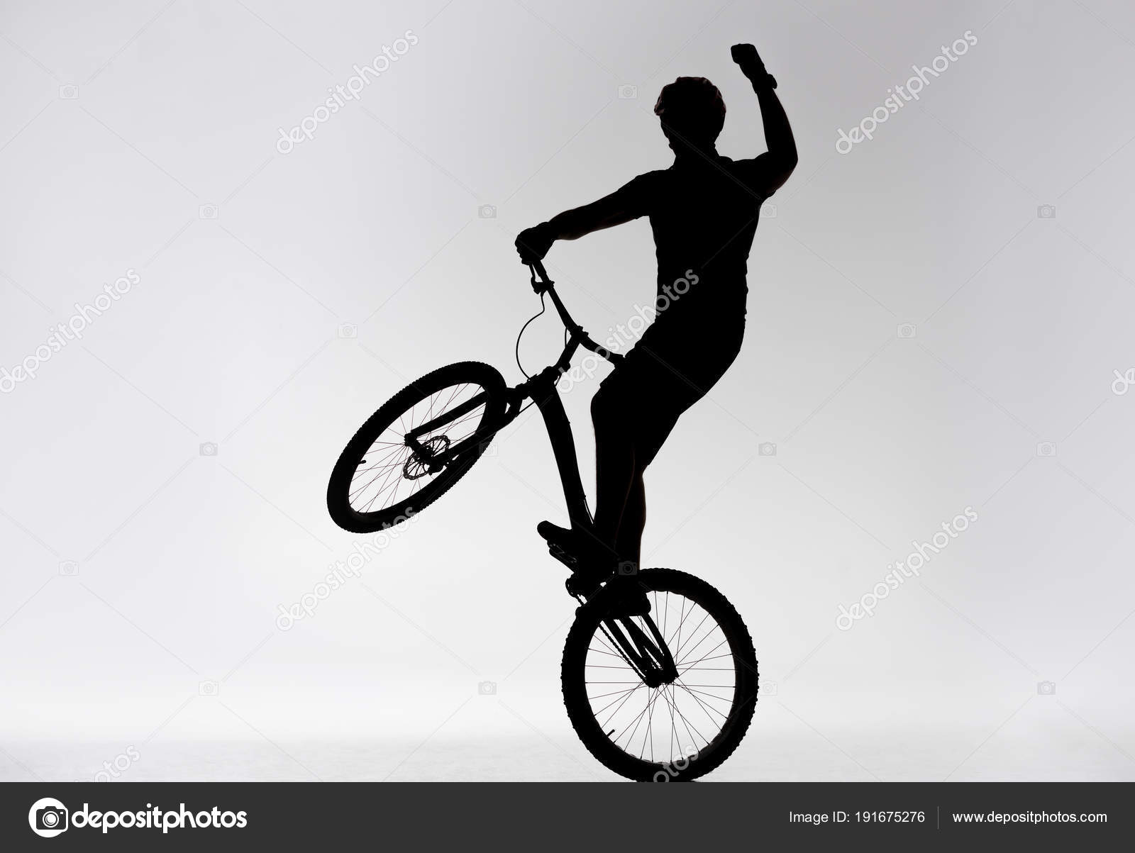 トライアル バイク後輪の上に立って 白地挙手のシルエット 無料のストック写真 C Vitalikradko