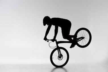 ön tekerlek stand üzerine beyaz performans deneme bisikletçi silüeti
