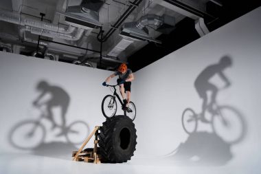genç atletik deneme motorcu traktör tekerlek üzerinde Dengeleme