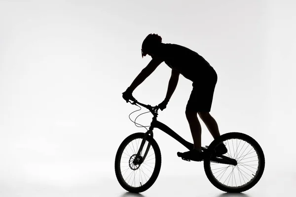 Силуэт Пробного Байкера Шлеме Балансирующий Велосипеде Белом — Бесплатное стоковое фото