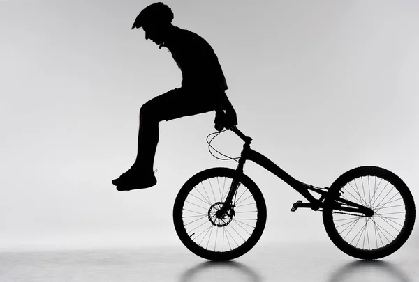 Σιλουέτα Του Δοκιμή Ποδηλάτης Έλεγχοι Εκτέλεση Stunt Ποδήλατο Λευκό — Φωτογραφία Αρχείου
