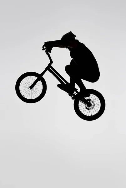 Silhouette Von Trial Radler Springt Auf Fahrrad Auf Weiß — Stockfoto