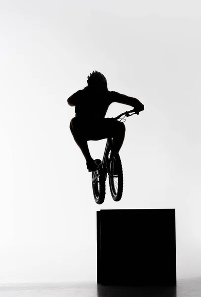 Silhouette Von Trial Biker Springt Auf Würfel Auf Weiß — Stockfoto
