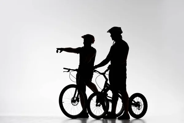 Silhouetten Von Trial Radlern Mit Fahrrädern Gespräch Auf Weiß — Stockfoto