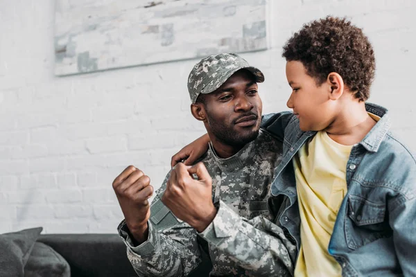 Pai Uniforme Exército Menino Afro Americano Abraçando Conversando Casa — Fotografia de Stock