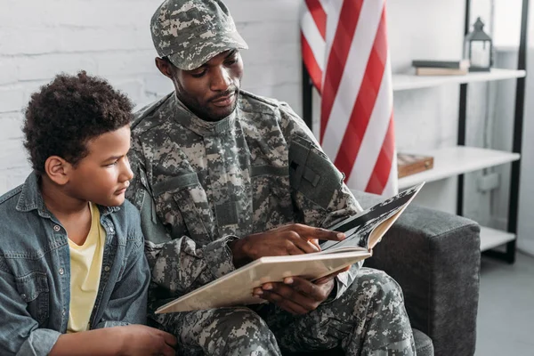 Πατέρας Στρατού Ομοιόμορφο Και Αφρικανική Αμερικανική Αγόρι Ανάγνωση Βιβλίων — Φωτογραφία Αρχείου