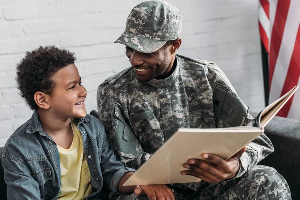 Hombre Afroamericano Ropa Camuflaje Libro Lectura Niño —  Fotos de Stock